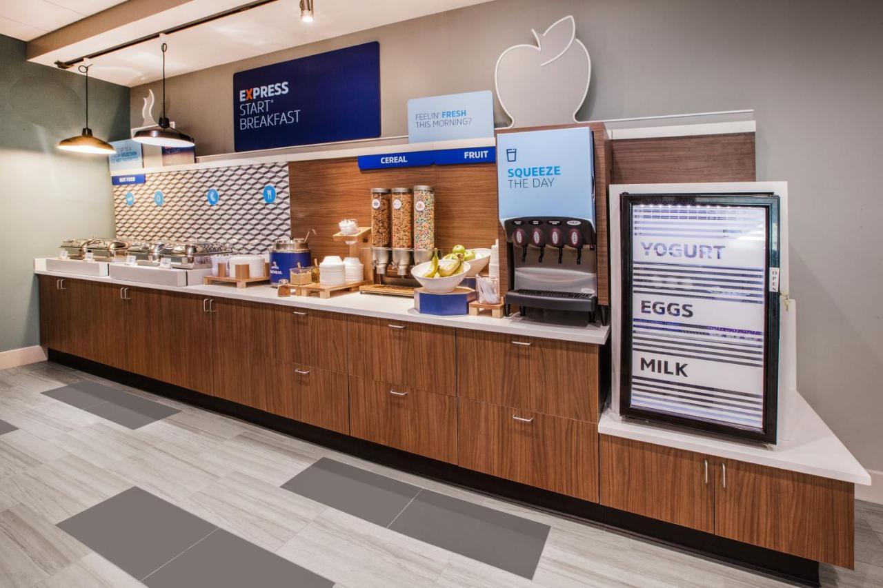Holiday Inn Express & Suites Malone By Ihg Eksteriør bilde